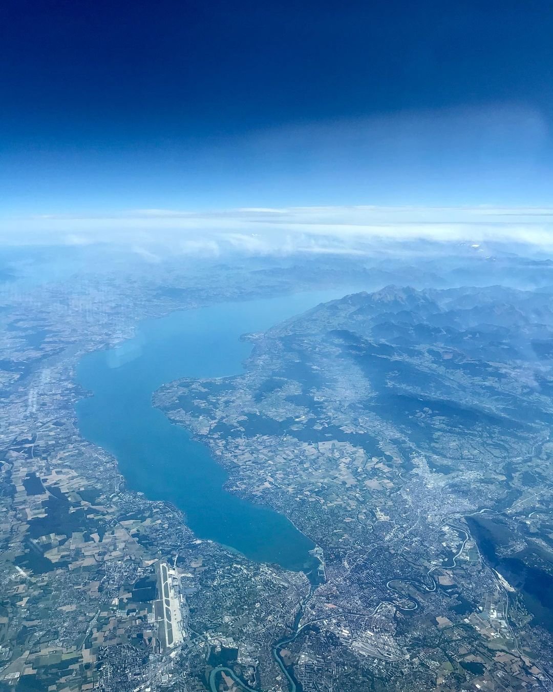 Lac Léman sur toute sa longueur vue du ciel